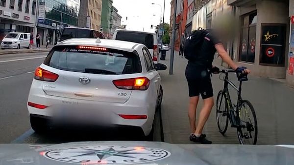 Cyklista v Brně nezvládl předjíždění. Policejní kamera zachytila náraz do auta